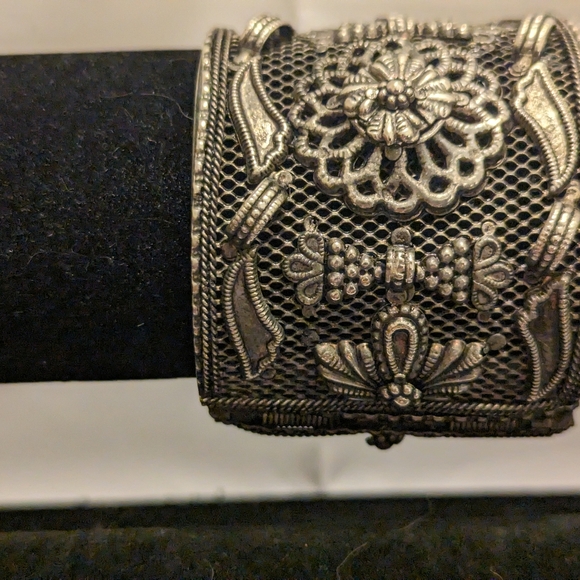 Incredible vintage wide cuff filigree bracelet - Picture 6 of 6